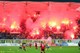 Fanoušci Arky ve 2. polské lize pyrem nešetřili a rozpálili svůj stadion do červena.