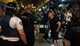 Angličané vyzývali Islámský stát - „Kde jsi ISIS!?“ Nakonec se bili s domácími hools a policií.