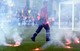 Chorvatští ultras přerušili utkání s Českem pyrem, a pak se porvali mezi sebou