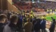 V Barnsley dýmovnice v pokutovém území a strkanice v hledišti...