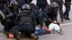 Fotbaloví výtržníci zkopali policistu