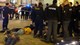Ruští chuligáni v Praze těžce zranili policistu