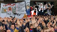 Jste teroristé a vrazi! Ultras Crystal Palace vytáhli transparent proti majitelům Newcastlu. Případ řeší policie